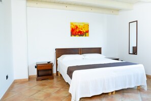 Standard Triple Room, Garden View | In-room safe, iron/ironing board, free WiFi, bed sheets - Giardini di Marzo Lecce B&B (Lecce)