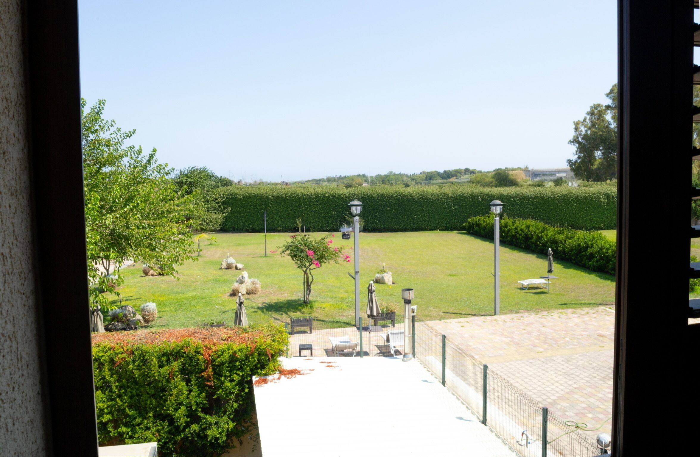 Caja de seguridad en la habitación y tabla de planchar con plancha 