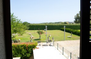 Habitación Deluxe, vistas a la piscina | Caja fuerte, tabla de planchar con plancha, wifi gratis y ropa de cama