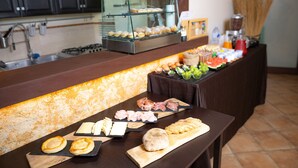 A breakfast buffet with various pastries, meats, cheeses, and fruits. - Giardini di Marzo Lecce B&B (Lecce)