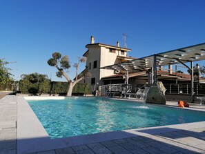 Außenpool (je nach Saison geöffnet), Sonnenschirme, Liegestühle