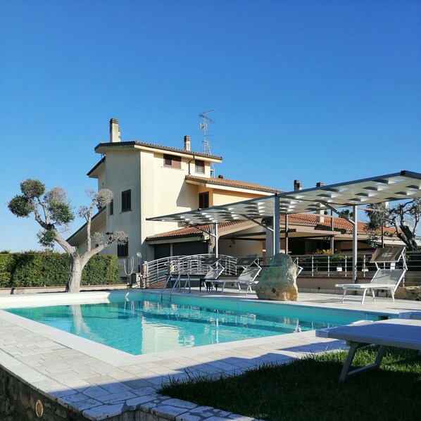 Seasonal outdoor pool, open 10:30 AM to 6:30 PM, pool umbrellas - Giardini di Marzo Lecce B&B (Lecce)