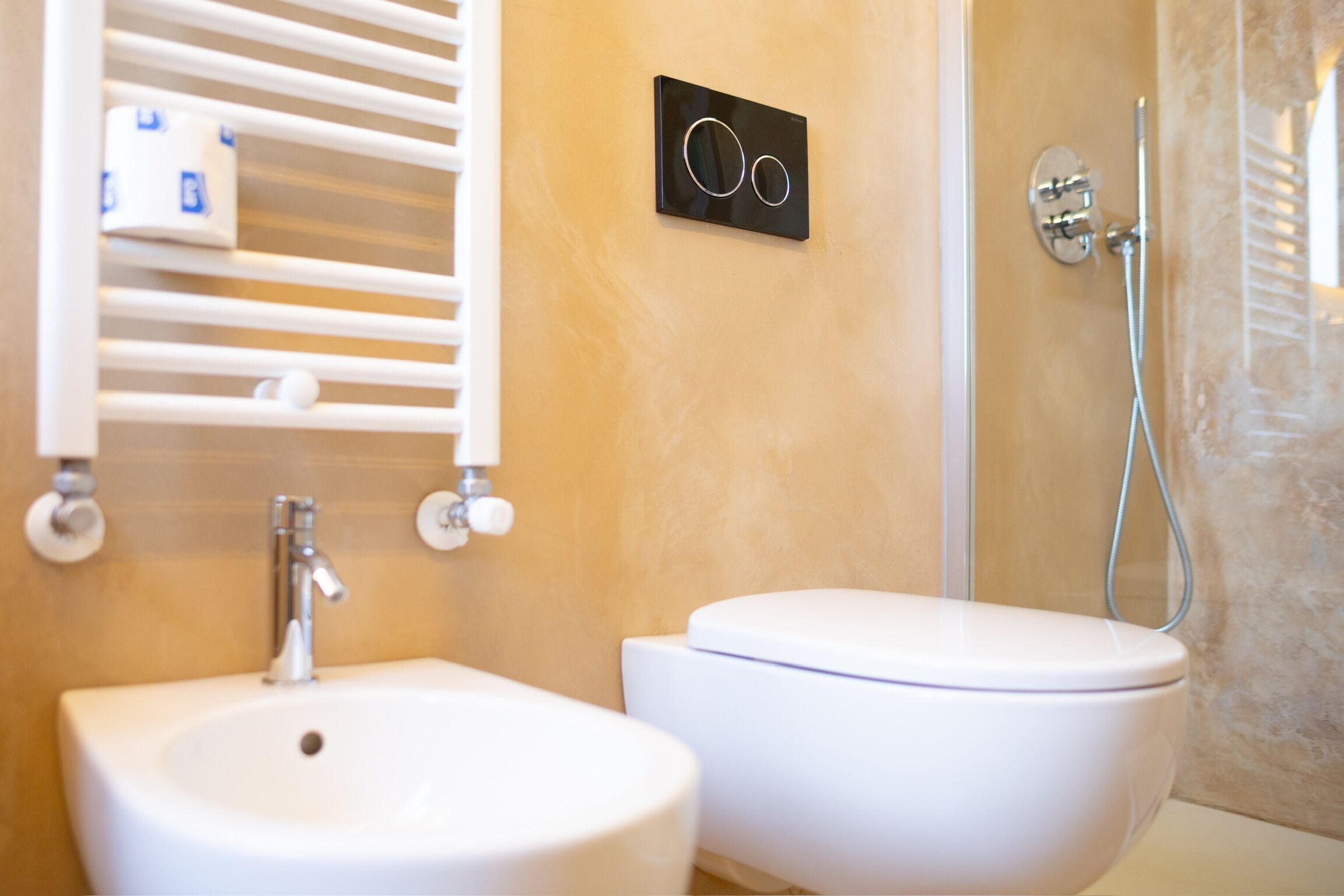 Une salle de bain avec un lavabo, des toilettes et une douche.