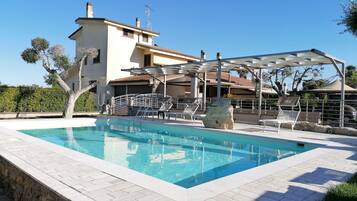 Una piscina al aire libre de temporada (de 10:30 a 18:30), sombrillas