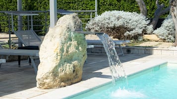 Piscine extérieure (ouverte en saison), parasols de plage