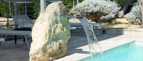 Sesongbasert utendørsbasseng, bassengparasoller og solsenger