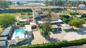Seasonal outdoor pool, open 10:30 AM to 6:30 PM, pool umbrellas - Giardini di Marzo Lecce B&B (Lecce)