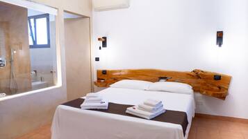 Habitación superior | Caja fuerte, tabla de planchar con plancha, wifi gratis y ropa de cama