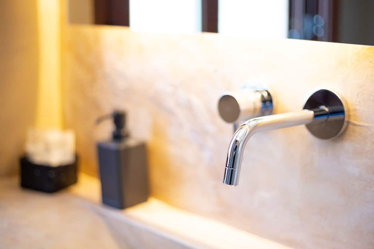 Deluxe Room, Pool View | Bathroom