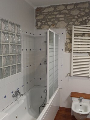 Appartamento, 2 camere da letto | Bagno | Doccia, set di cortesia gratuito, asciugamani