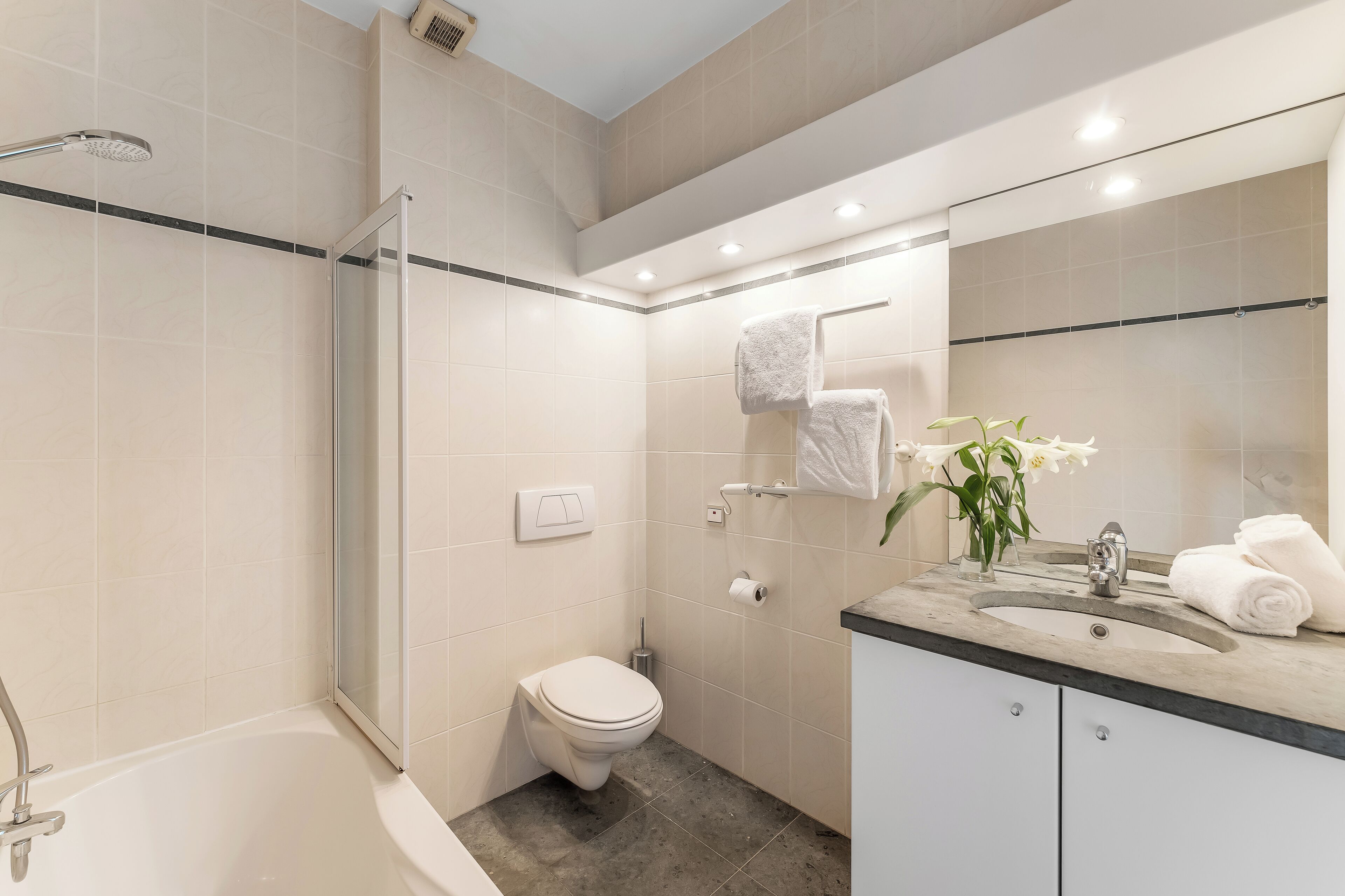 standard double or twin room | bathroom | free toiletries, hair dryer, towels
