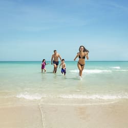 Sulla spiaggia, sabbia bianca, lettini da mare, ombrelloni