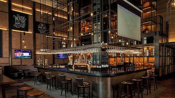 6 restaurants, servant le déjeuner et le dßner; cuisine internationale