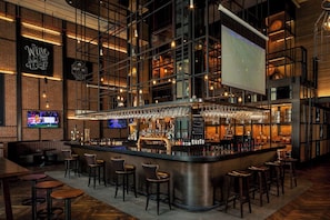 6 restaurants, breakfast, lunch, dinner served; international cuisine