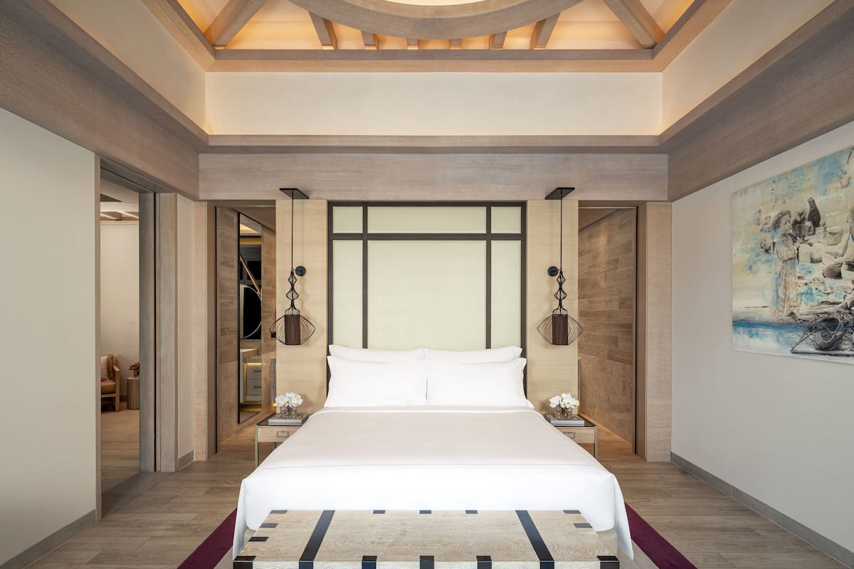 Hypo-allergenic bedding, down duvets, pillow-top beds, minibar