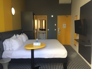 Quarto standard, 1 cama de casal | Escrivaninha, quartos à prova de som, ferros/tábuas de passar roupa