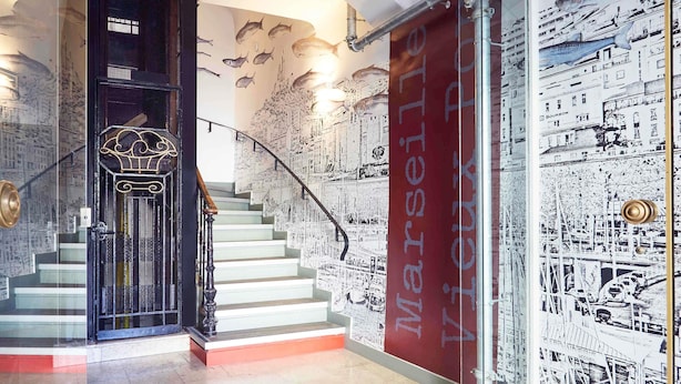 A staircase with a black railing and a red banner reading "Marseille." - Hôtel Ibis Styles Marseille Vieux Port (Marseille)