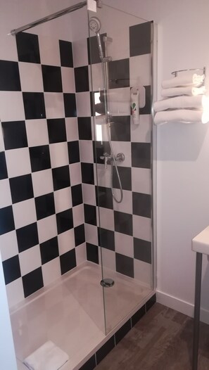 Miljøvenlige toiletartikler, hårtørrer, håndklæder
