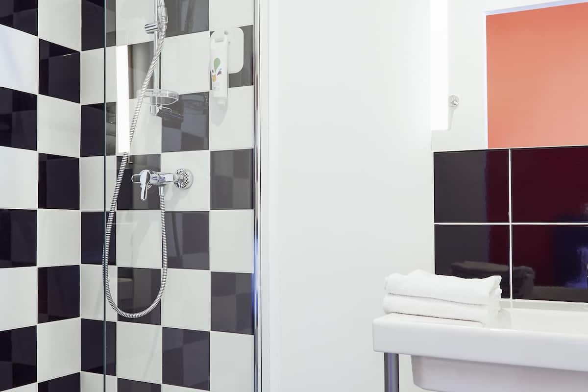 Desk, soundproofing, iron/ironing board, free WiFi