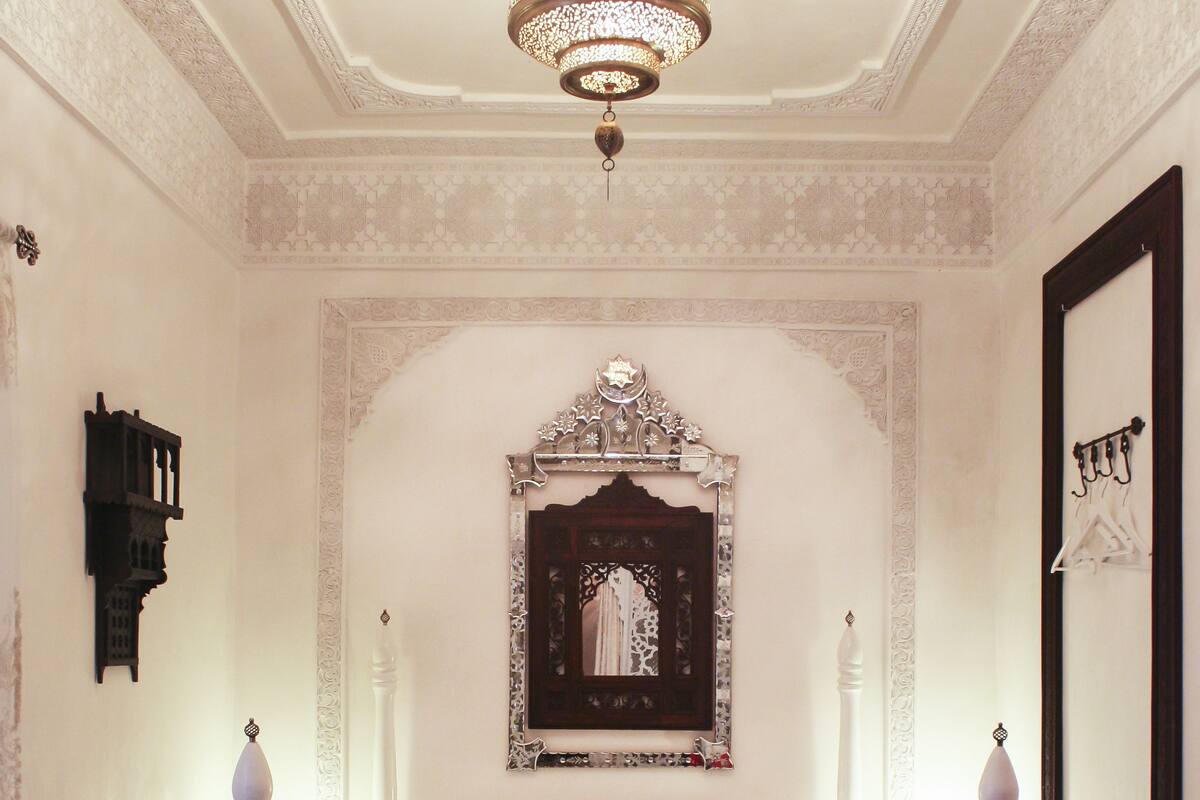 Deluxe Suite (White)