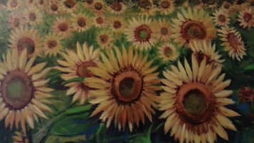Un campo de girasoles con un cielo despejado al fondo.