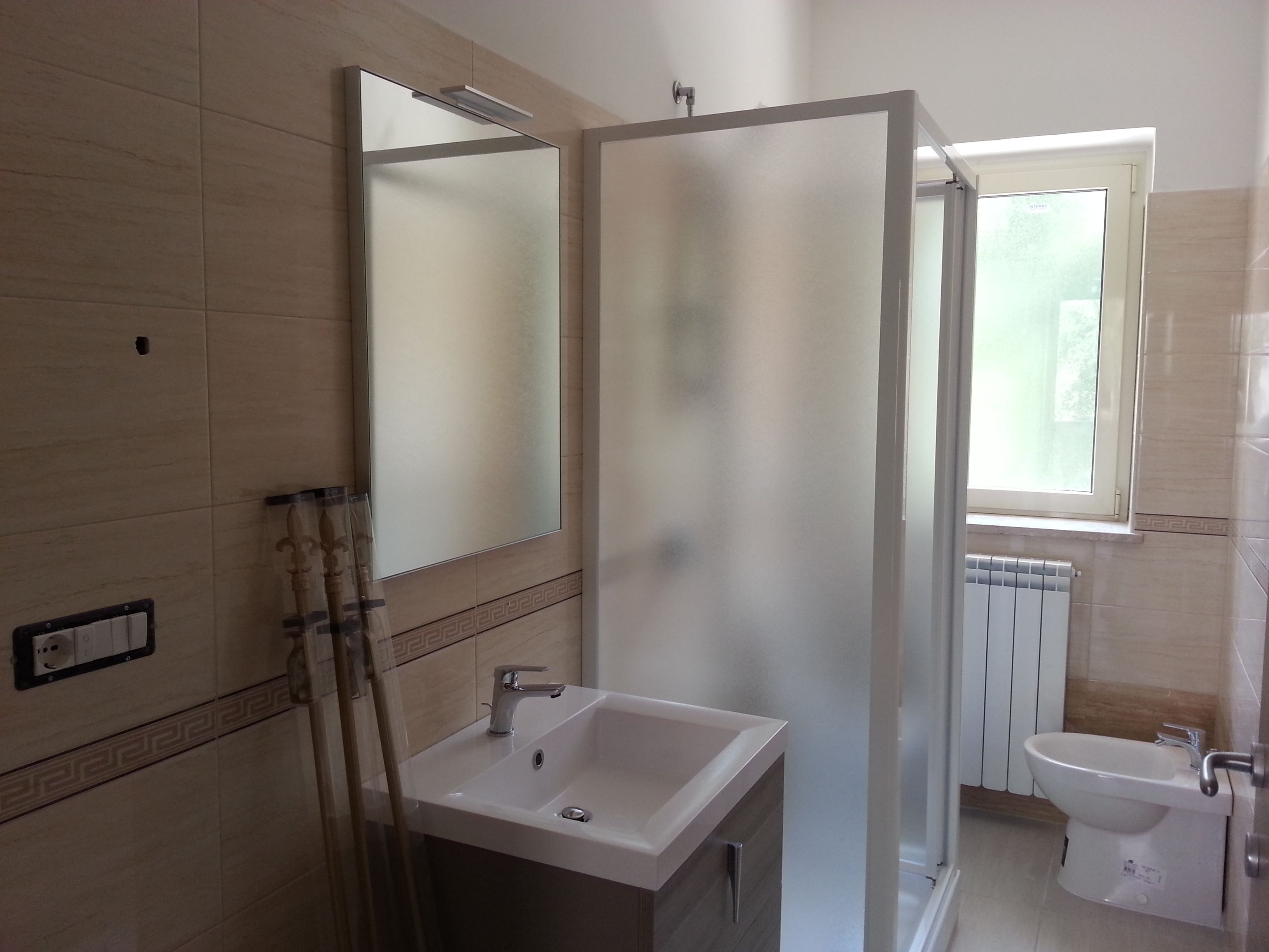 Un baño con ducha, lavabo e inodoro.