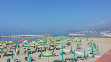 Privat strand i närheten, vit sandstrand, solstolar och parasoller