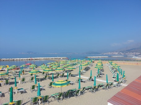 Playa privada en los alrededores, arena blanca