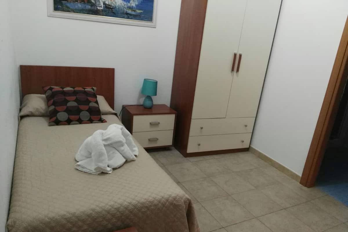 Habitación individual | Escritorio, tabla de planchar con plancha, wifi gratis y ropa de cama