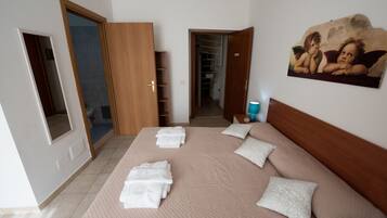 Tripla Comfort | Una scrivania, ferro/asse da stiro, Wi-Fi gratuito, lenzuola