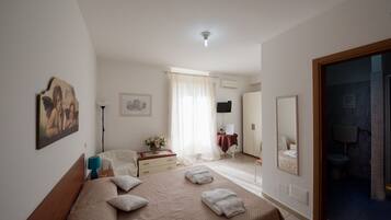 Comfort-Dreibettzimmer | Schreibtisch, Bügeleisen/Bügelbrett, kostenloses WLAN, Bettwäsche