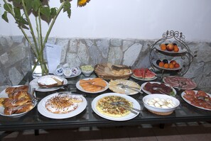 Tägliches Frühstücksbuffet (8.00 EUR pro Person)