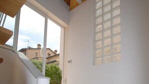 Una escalera que lleva a una puerta con vistas a edificios.