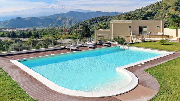 Außenpool (je nach Saison geöffnet), Sonnenschirme, Liegestühle