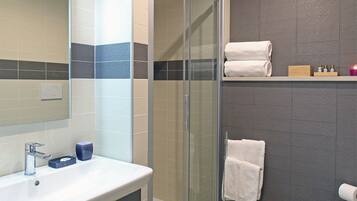 Shower, free toiletries, hair dryer, bidet