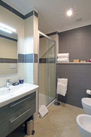 Dusche, kostenlose Toilettenartikel, Haartrockner, Bidet