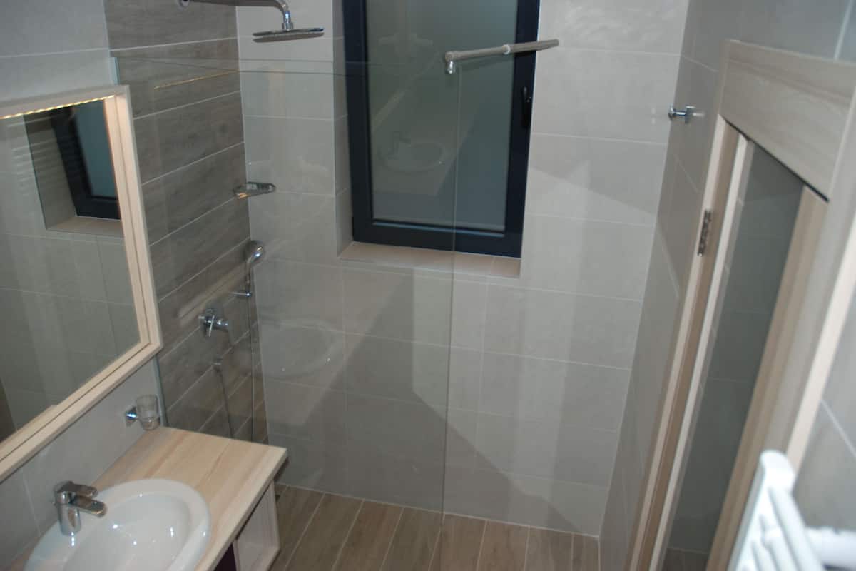 Superior kamer, 1 twee- of 2 eenpersoonsbedden, balkon, uitzicht op rivier | Badkamer | Een douche, gratis toiletartikelen, een haardroger, handdoeken