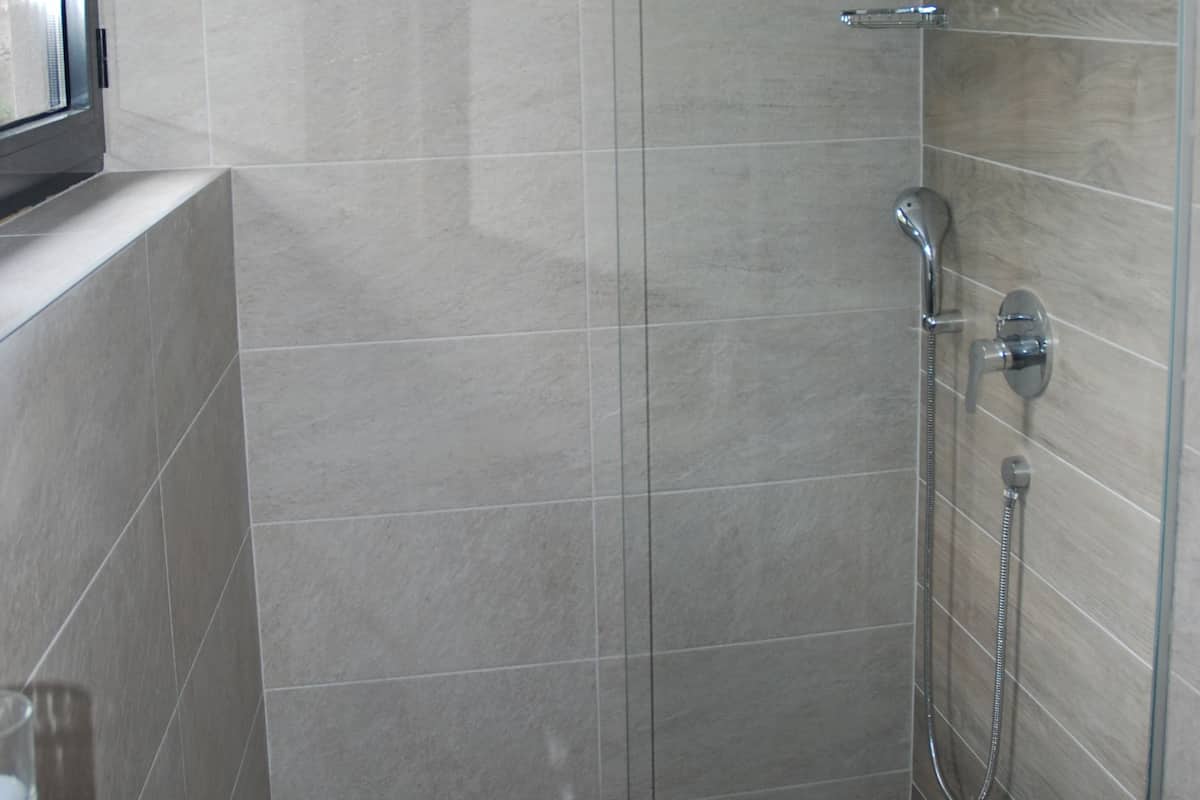 Comfort kamer, 1 twee- of 2 eenpersoonsbedden, balkon, uitzicht op rivier | Badkamer met douche