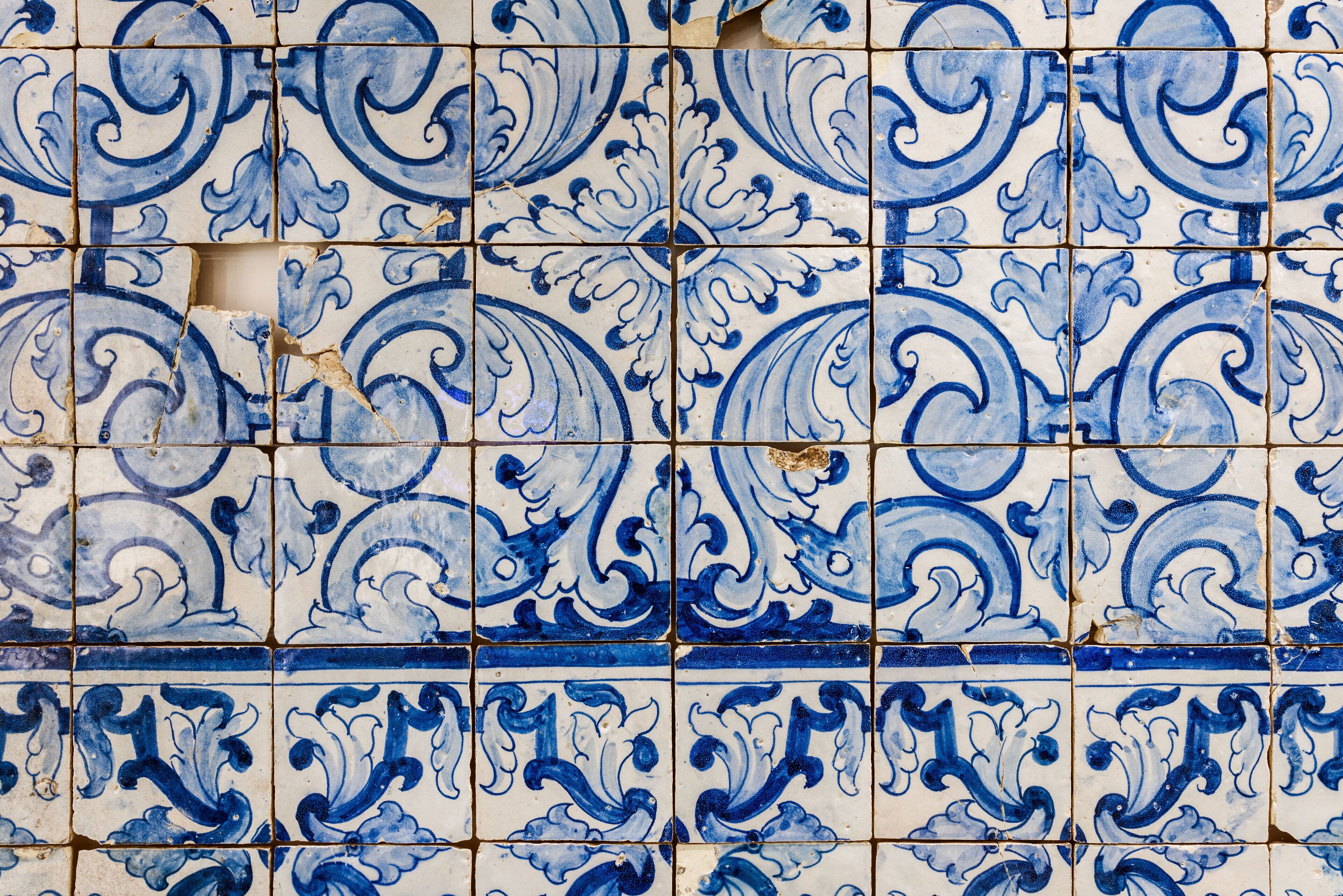 Pared con azulejos de un diseño azul y blanco.