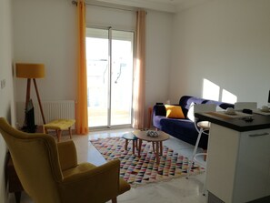 Luxury Apartment, 1 Queen Bed | Living area