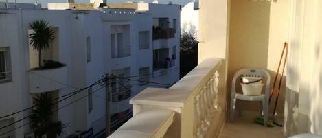 Luxury Apartment, 1 Queen Bed | Balcony