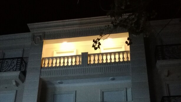 Un bâtiment doté d’un balcon et d’une porte.
