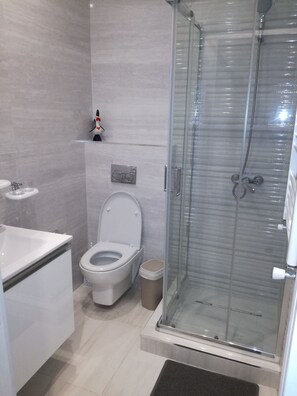 Appartement Luxe, 1 grand lit | Salle de bain | Douche, douche à « effet pluie », articles de toilette gratuits