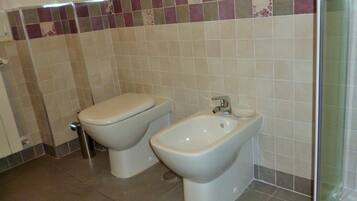 Apartment, 2 Schlafzimmer | Badezimmer | Dusche, Handtücher