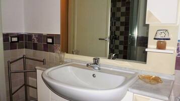 Apartment, 2 Bedrooms | Bathroom | Shower, towels