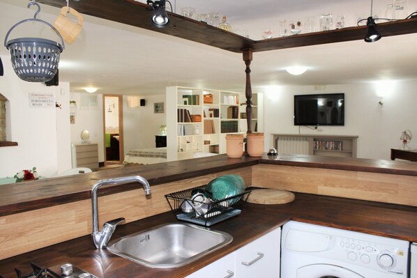 Apartment, 1 Schlafzimmer | Eigene Kochnische | Kühlschrank, Mikrowelle, Herdplatte, Kochgeschirr/Geschirr/Besteck