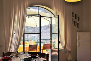 Apartment, 2 Schlafzimmer | Essbereich im Zimmer