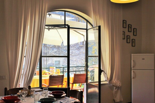 Apartment, 2 Schlafzimmer | Essbereich im Zimmer