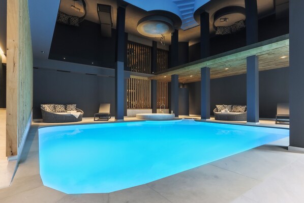 Indoor pool, sun loungers