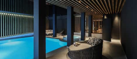 Piscine intérieure, chaises longues